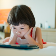 Vì sao trẻ nghiện điện thoại?
